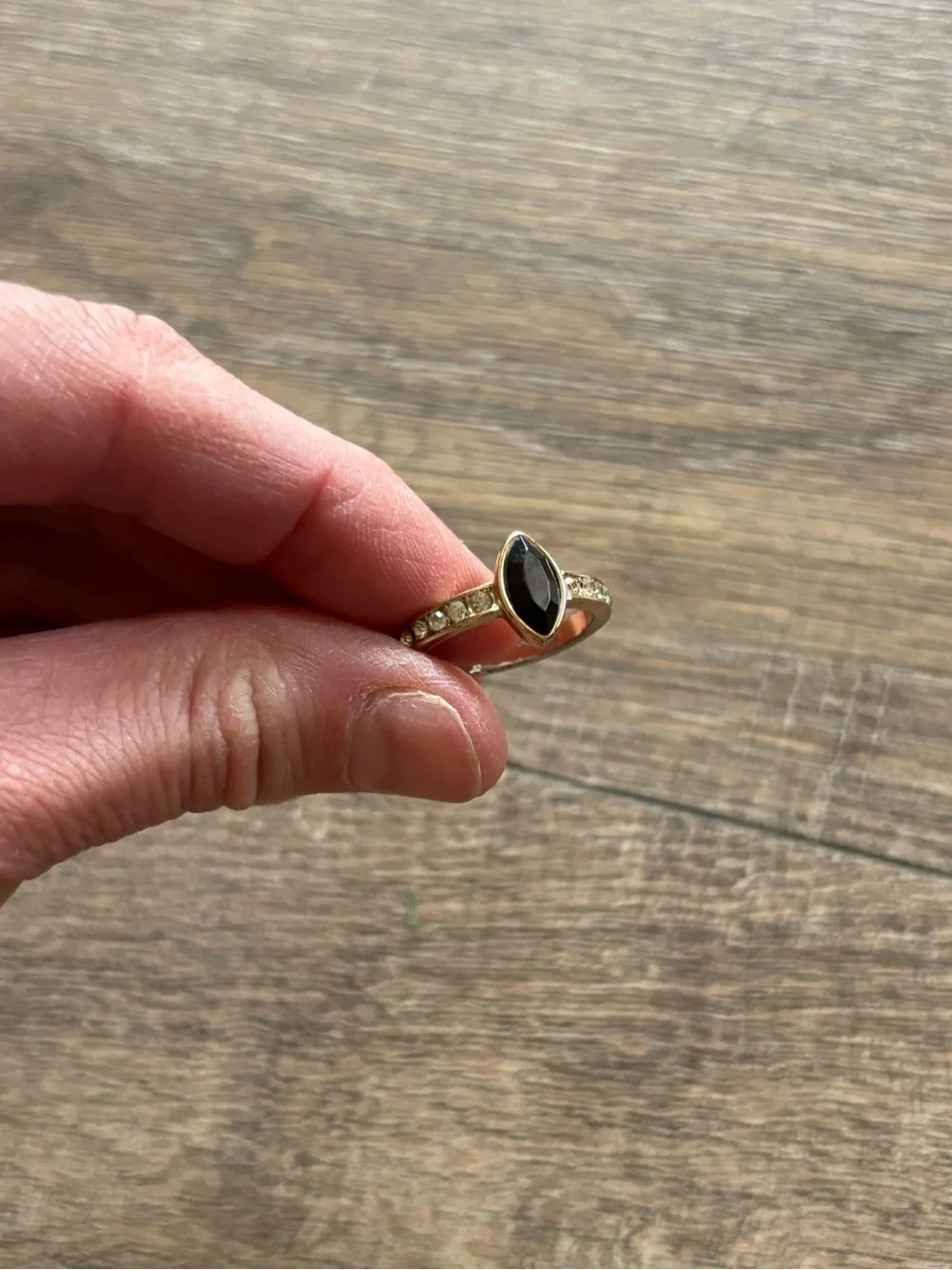 Vintage women’s size 10 marquise-cut black center stone rhinestones metal ring